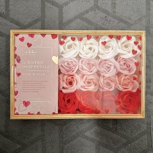 Nicole Miller - Scented Soap Petals (24/Box) - NIB